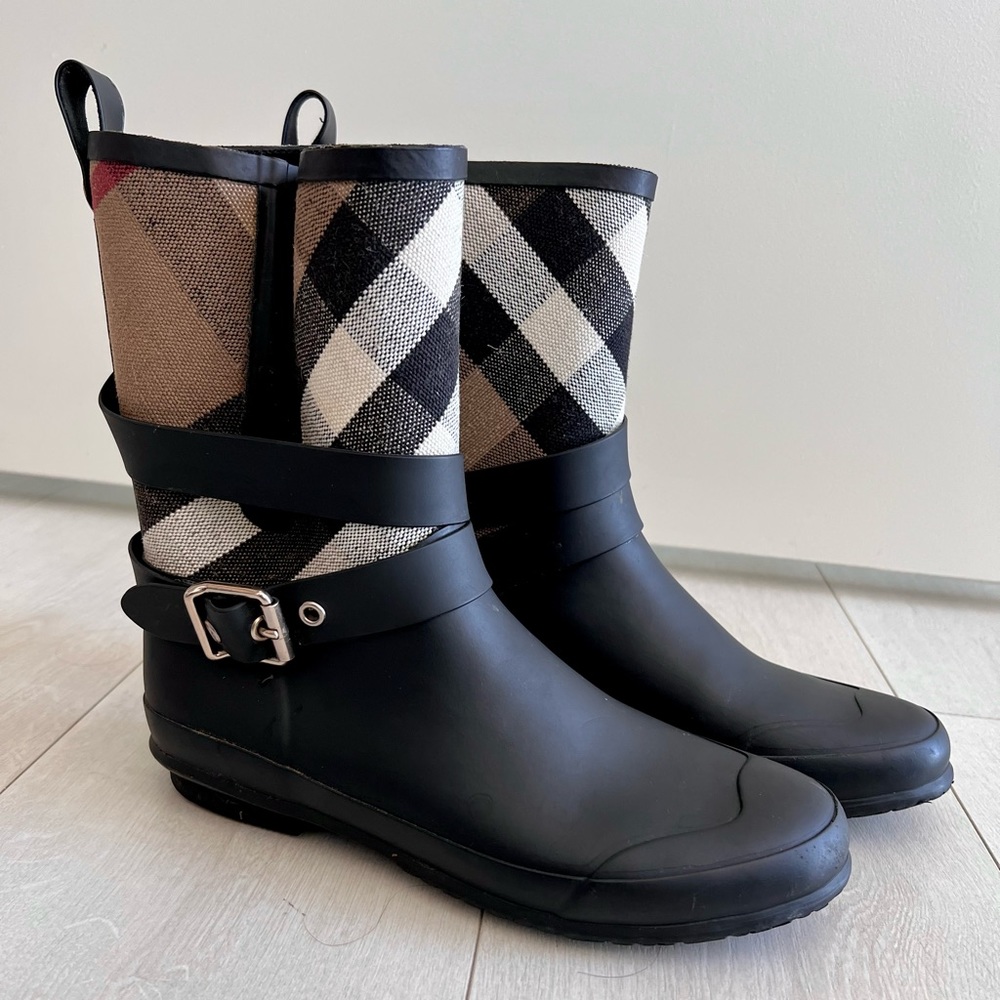Burberry Rain Boots! Size 39 / 8.5